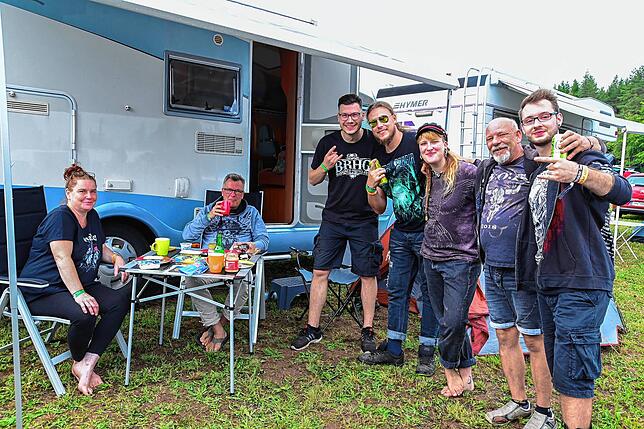 Auf einem Campingplatz findet man ohnehin schnell Anschluss. Und Metalfans sind ein offenes und freundliches Volk. „Wir sind ...