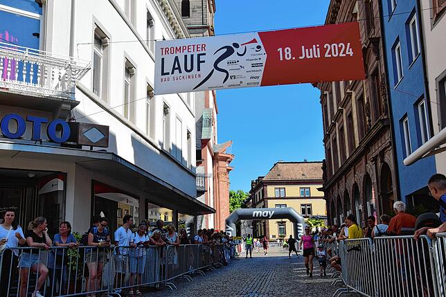 Bild 19: So viele sind beim 14. Trompeterlauf in Bad Säckingen dabei! Hier die Bilder der jüngsten Läufer