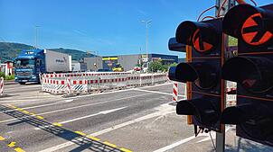 Blick auf die McDonald‘s-Kreuzung in Bad Säckingen, die derzeit umgebaut wird. Rechts ist eine der provisorischen Lichtzeichenanlagen zu ...