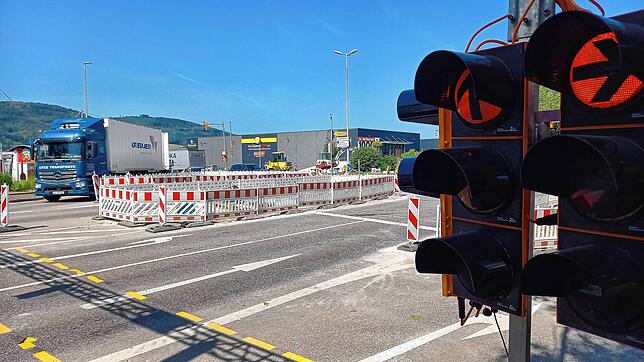 Blick auf die McDonald‘s-Kreuzung in Bad Säckingen, die derzeit umgebaut wird. Rechts ist eine der provisorischen Lichtzeichenanlagen zu ...