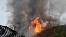 Der Dachstuhl eines Wohnhauses am Sommerberg in Niedereschach steht in Flammen. Dichter Rauch steigt auf.