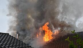 Der Dachstuhl eines Wohnhauses am Sommerberg in Niedereschach steht in Flammen. Dichter Rauch steigt auf.