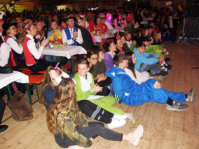 Ausgelassene Stimmung herrschte beim Brauchtumsabend im Festzelt.