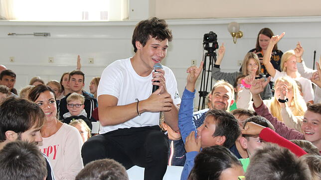 Wincent Weiss nimmt sich während des Konzertes Zeit, um Fragen der Schüler zu beantworten.