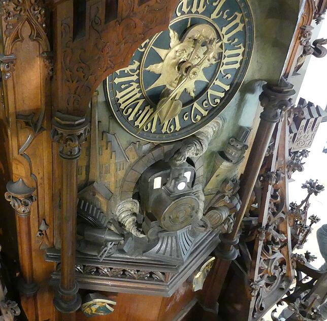 Detailverliebt: Die Junghans&lsquo;sche Kunstuhr.