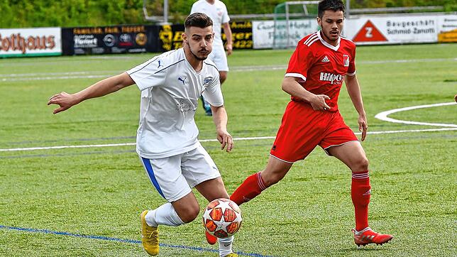 Künftig Teamkollegen: Aggelos Mitkidis (rechts, im Weilheimer Trikot) und Patrik Braun, hier noch für den VfB Waldshut am Ball, spielen ...