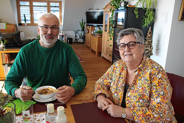 Mit den ehemaligen Gastronomen Isolde (rechts) und Klaus König in Immenstaad verband Norbert Hübschle (links) eine langjährige ...