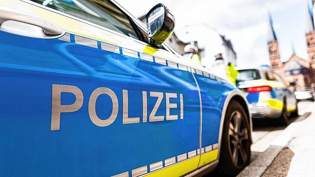 ARCHIV – 05.05.2021, Baden-Württemberg, Freiburg: Zwei Einsatzfahrzeuge der Polizei stehen in Freiburg am Straßenrand. (zu dpa: ...