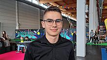 Tom Lucas Siller (18) vor der Bühne beim Young Speaker Contest in der neuen Jugendhalle der IBO 2024.