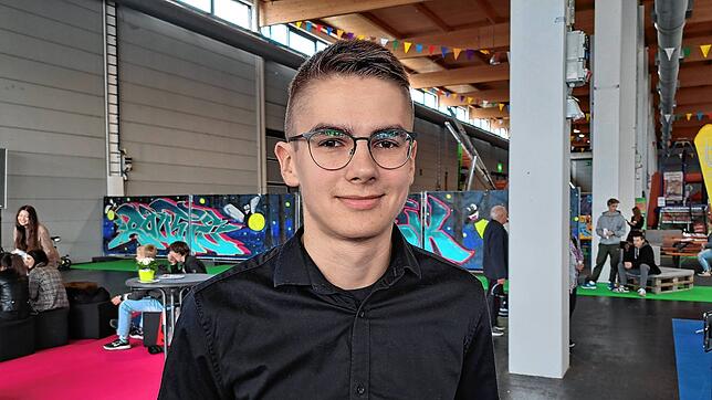 Tom Lucas Siller (18) vor der Bühne beim Young Speaker Contest in der neuen Jugendhalle der IBO 2024.