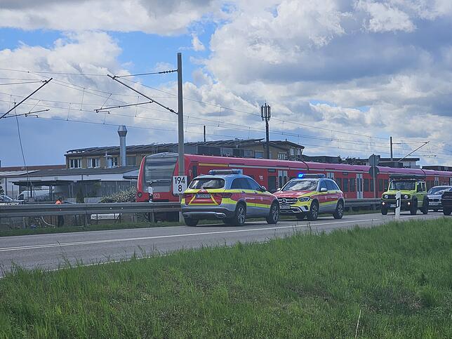 Feuerwehr und Rettungskräfte am Einsatzort.