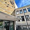 Der Eingang zum Rathaus in Friedrichshafen: Wer zieht hier als Nachfolger von OB Andreas Brand ein?