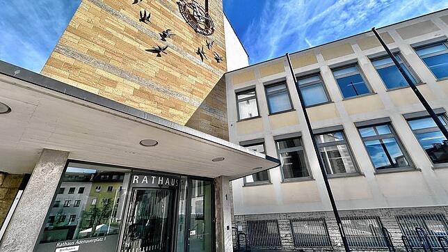 Der Eingang zum Rathaus in Friedrichshafen: Wer zieht hier als Nachfolger von OB Andreas Brand ein?