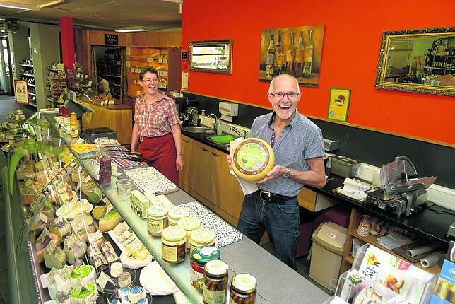 Da lacht das Herz: Leckerer Käse an der gut sortierten Käsetheke ist ein ungetrübeter Genuss, weil sie nach biologischen Grunsätzen ...