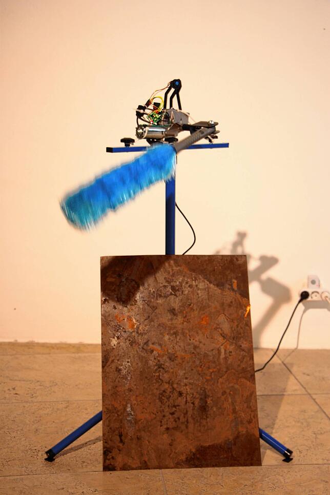 Staubwedel auf Stahlblech: Kos Installation &bdquo;Cheerleader&ldquo;.