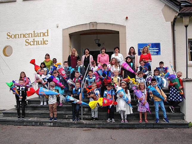 Einschulung an der Sonnenland-Schule in Stockach: Die 29 Schüler versammeln sich mit ihren Lehrerinnen (v.l.) Sandra Hinke, Lena Lauppe, ...