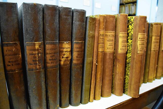 Diese Bücher werden von Staub, Schimmel und anderen Spuren der Jahrhunderte befreit, da sie wichtige Quellen sind.