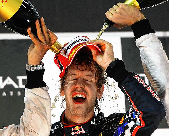 Der deutsche Formel-1-Rennfahrer Sebastian Vettel vom Team Red Bull feiert 2010 auf dem Yas Marina Circuit nach seinem Sieg in der ...