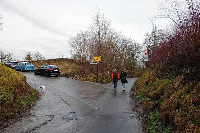 Aktuell gibt es keine Wege für Fußgänger von der Nellenbachstraße kommend in die Anna-Zentgraf-Straße, die sich hier links abzweigt. Die ...