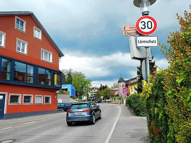 Seit Mitte 2023 gilt ganztags Tempo 30 in der Daisendorfer Straße. In der Stettener Straße und in der Mesmerstraße gilt die Begrenzung ...