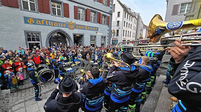 Die Seegumper aus Überlingen haben auf der Münstertreppe ein viel umjubeltes Benefizkonzert für die Aktion „Narr mit Herz“ gegeben – zum ...
