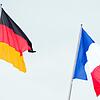 Die Flaggen von Deutschland (links) und Frankreich.