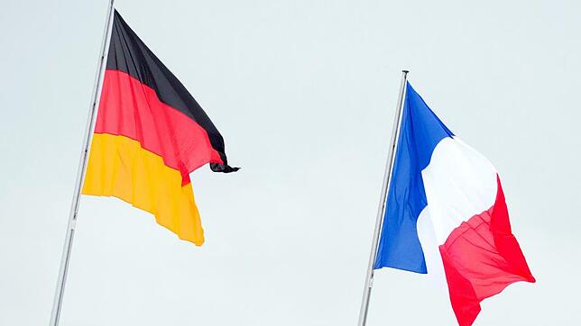 Die Flaggen von Deutschland (links) und Frankreich.