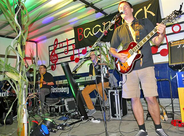 Die Gruppe BaarRock begeistert am Samstagabend die Festgäste. Bild: Rainer Bombardi