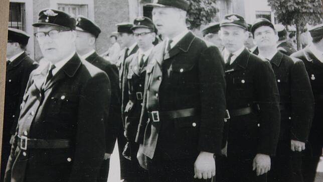 Feuerwehrleute aus Konstanz reihen sich im französischen Fontainebleau in die Parade zur Besiegelung der Freundschaft zwischen den ...