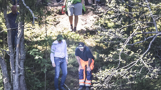 Eine Expertendelegation mit Bürgermeister Christian Behringer war beim Rundgang um den Schlüchtsee auf der Suche nach Biberspuren.