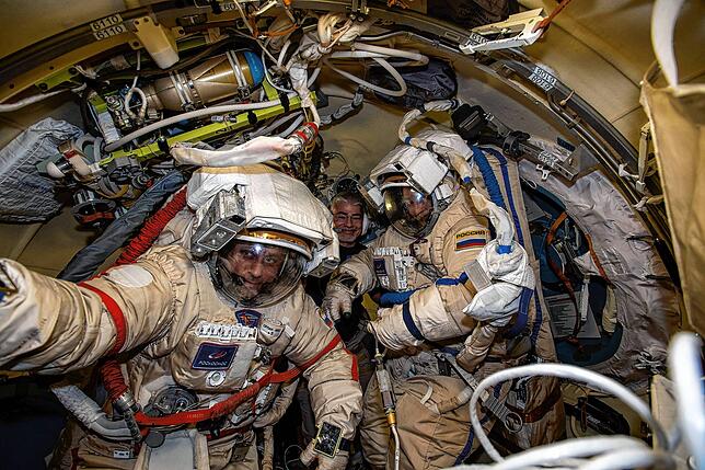 Im Januar stand noch alles bestens: Die russischen Kosmonauten Anton Schkaplerow (links) und Pjotr Dubrow (rechts) bereiten sich mit ...
