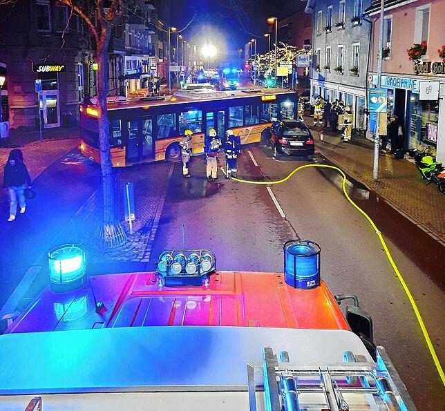 Die Konstanzer Feuerwehr im Einsatz am Unfallort.
