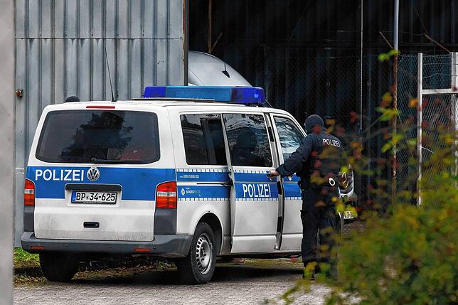 Am einer Außenstelle vom Bundesgerichtshof fährt ein Streifenwagen vor. Die Bundesanwaltschaft hat am Mittwochmorgen mehrere Menschen ...
