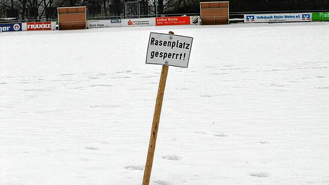 Schnee stoppt Ball: Am Wochenende wird wegen des Winterwetters vermutlich nicht überall gespielt.