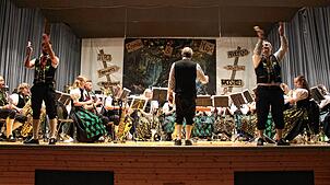 Unter der Leitung von Ehrendirigent Thomas Villinger paart die Trachtenkapelle Häusern ihr musikalisches Können mit bester Stimmung. ...