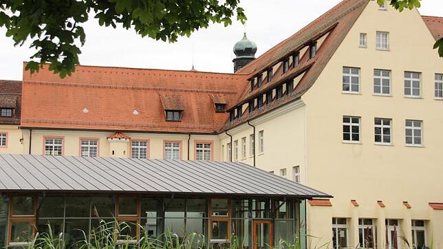 Ein Blick auf die Heimschule mit der Mensa.