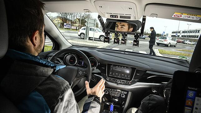 Der Fahrer überwacht nur noch, Sensoren liefern die Grundlage für die Fahrt: Technologien des automatisierten Fahrens kann ZF künftig ...