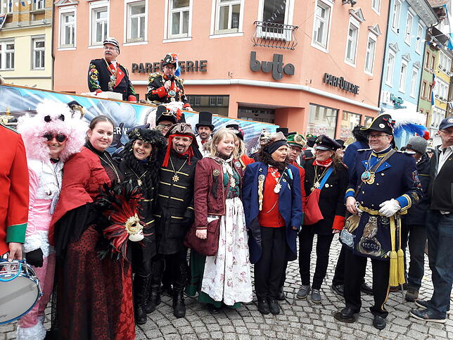 Seit zehn Jahren sind zahlreiche Mitglieder der Katzenmusik treu und werden beim Schlussappell mit Orden bedacht.