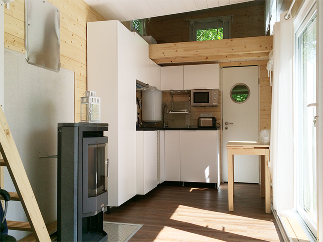 So sieht ein Tiny-Haus von innen aus. Durch überlegte Aufteilung des Raumes und viel Stauraum, fehlt es Bewohnern von Mini-Häusern an ...