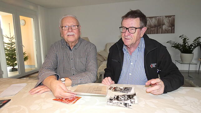 Bernd Obert (links) war bereits vor 60 Jahren beim ersten Albbrucker Blutspendetermin dabei und erinnert sich mit dem ...