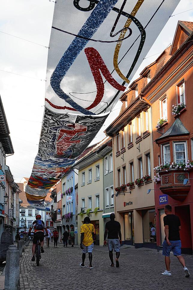 Kunst am Himmel zeigt sich in der Fußgängerzone von Tiengen, nachdem die Aktionsgemeinschaft wieder Arbeiten aus der Luftart-Aktion ...
