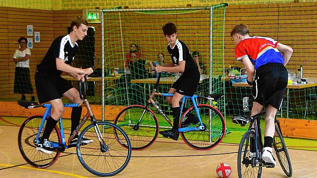 Spannendes Finale: Mika Schrott (links) und Lukas Stocker (Mitte) vom RSV Wallbach lieferten sich ein spannendes Finale beim U17-Turnier ...