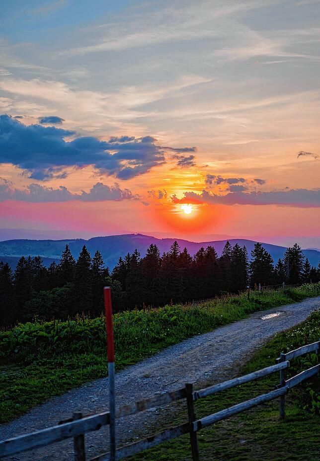 Besonders traumhaft in idyllisch ruhiger Umgebung ist der Sonnenuntergang auf der Sankt Wilhelmer Hütte.