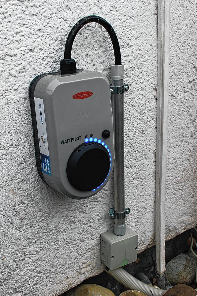 Mit dem Strom vom Dach lädt Familie Suppanz auch ihr Elektroauto. Das geht über diese sogenannte Wallbox.