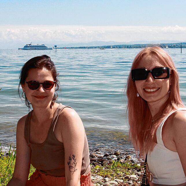 Natalie (25) und Saskia (29) aus Gießen ist es wichtig, dass ein Festival nicht allzu kommerziell wird.