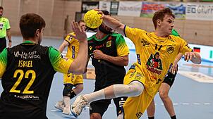 Raivis Gorbunovs (am Ball) und die HSG Konstanz warten noch immer auf den ersten Punkt in der 2. Handball-Bundesliga.