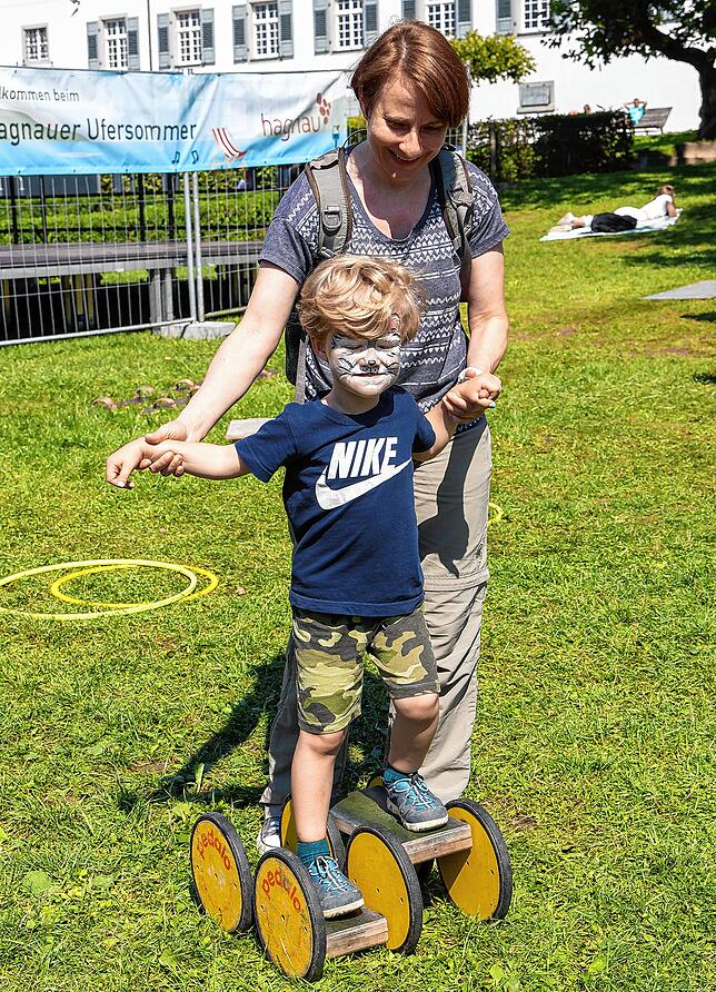 Der vierjährige Benjamin wagt sich mit Unterstützung seiner Mutter auf die Pedalos aus dem „Spielofant“.