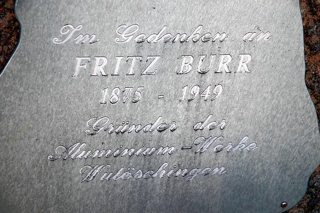 Ein Gedenkstein erinnert an den Gründer der Aluminiumwerke Wutöschingen, Fritz Burr.