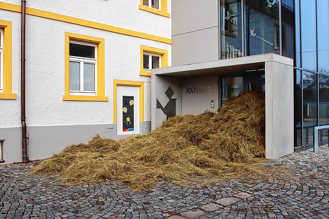 Haufenweise liegt am Sonntagmorgen Stroh vor dem Rathaus in Mönchweiler.