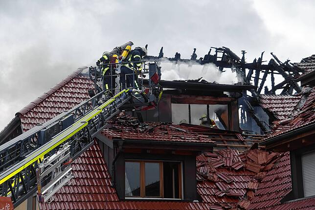 Bild 10: Feuer im Mehrfamilienhaus: Bilder vom Großeinsatz